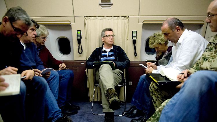 Verteidigungsminister de Maizière auf dem Flug nach Masar-i-Scharif.