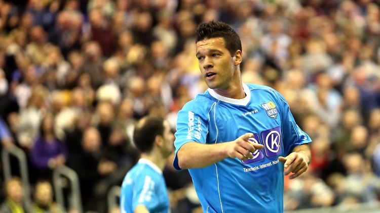 Und tschüss: Michael Ballack, hier Ende Januar beim Hallenfußball in Chemnitz.