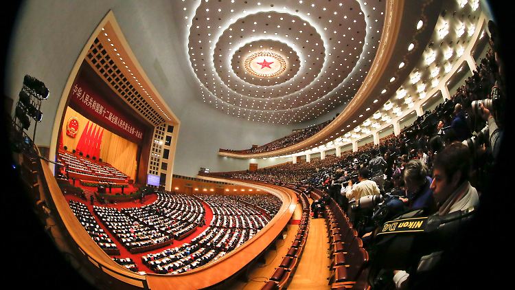 Mehr als 3000 Abgeordnete lauschen dem Wachstumsziel: In der "großen Halle des Volkes" wird Anwesenheit und gelegentlich auch Beifall erwartet.