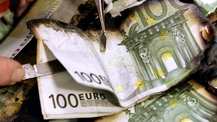 Diese Euroscheine wurden bei einem Brand in Mitleidenschaft gezogen. Stark beschädigte Noten können bei der Bank umgetauscht werden. 