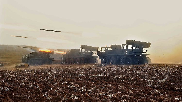 Um die Drohungen zu untermauern, präsentiert die nordkoreanische Nachrichtenagentur KCNA gleich noch Bilder von Waffenübungen des Landes.