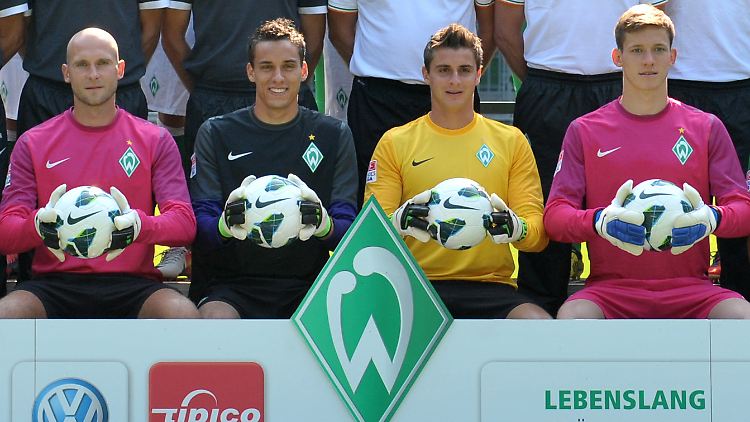 Raphael Wolf (2.v.l) und Richard Strebinger (r.), und damit zwei von vier Werder-Keepern, sind zumindest kurzzeitig außer Gefecht. Immerhin: Die Nr. 1 Sebastian Mielitz (gelb) ist fit.