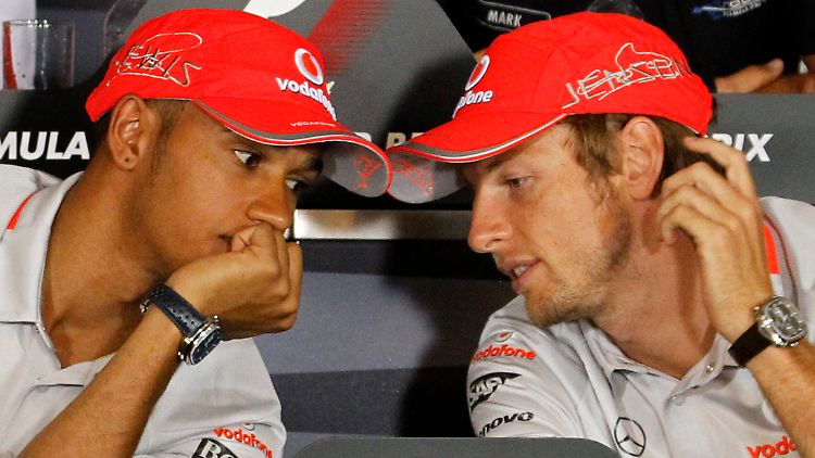Stallkrieg: Jenson Button (r.) und Lewis Hamilton üben sich demonstrativ in Harmonie.