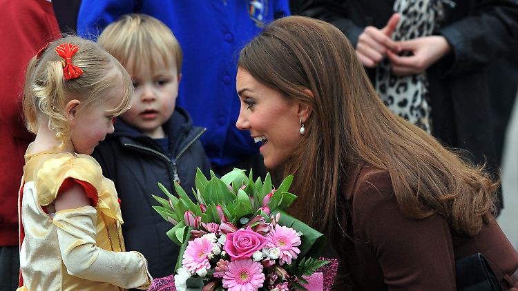 Catherine, Duchess of Cambridge - die dreijährige Isobelle Laursen überreichte ihr Blumen beim Besuch der Humberside-Feuerwehr in Grimsby.