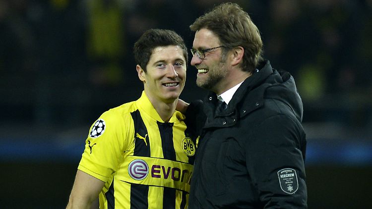 "Wenn die nächste Runde ausgelost wird, sind wir noch dabei. Das ist extrem cool": Dortmunds Trainer Jürgen Klopp, hier mit Robert Lewandowski.