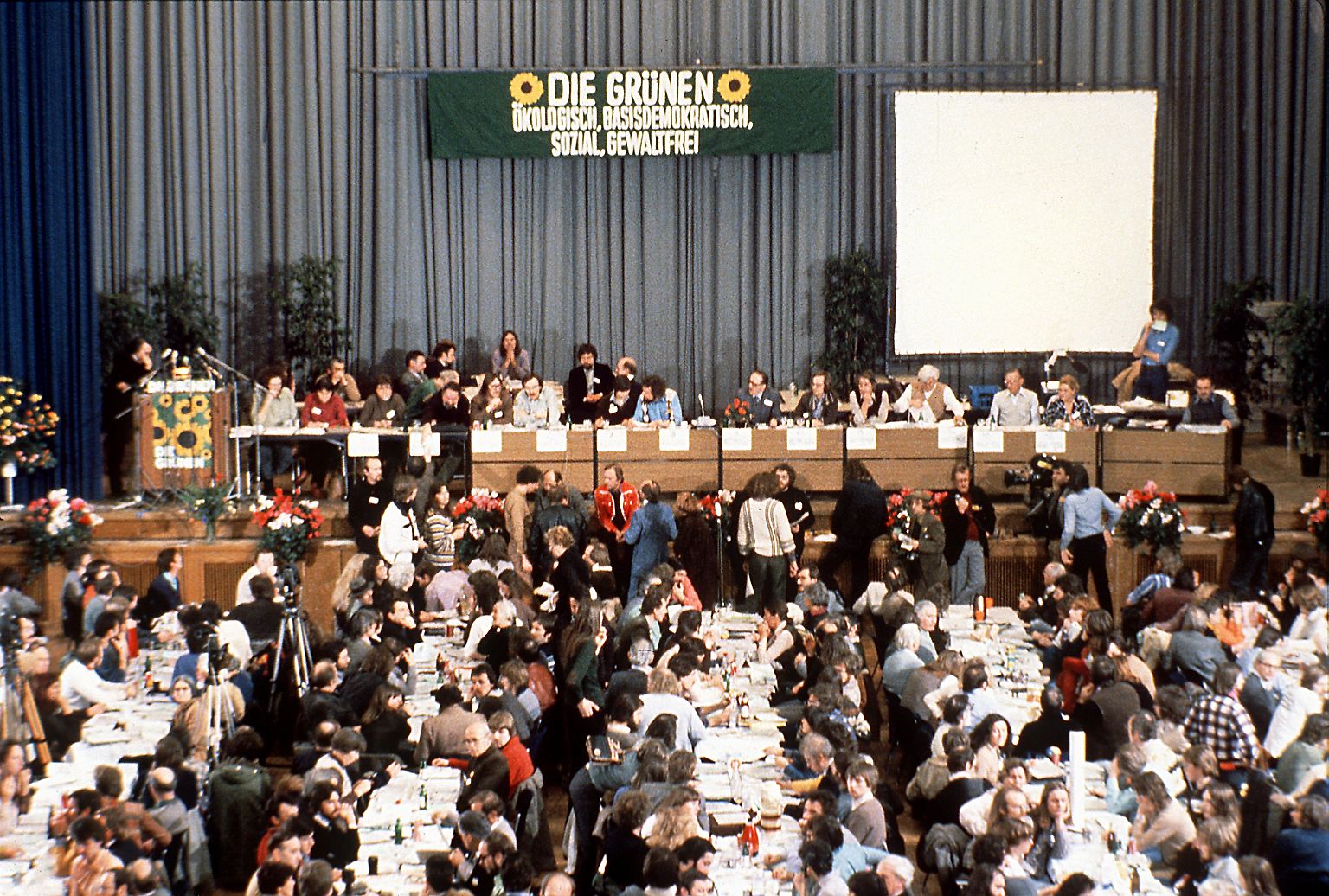 Die bürokratische Geburt der Grünen beginnt im Chaos. Am 13. Januar 1980 diskutieren in der Karlsruher Stadthalle hunderte Anhänger der ökologischen Bewegung so lange über den Gründungsbeschluss, dass die selbst gesetzte Frist bis zur Abstimmung abzulaufen droht. Lange ist kein Beschluss abzusehen.