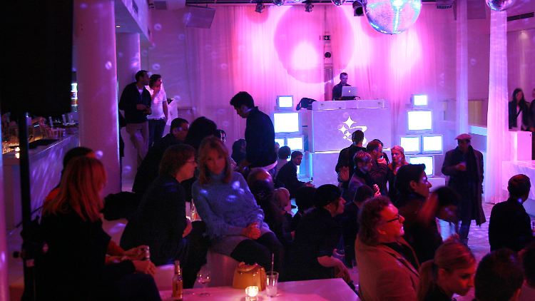 Wissenschaftler haben herausgefunden, wie das menschliche Gehirn das "Cocktailparty-Problem" löst. 