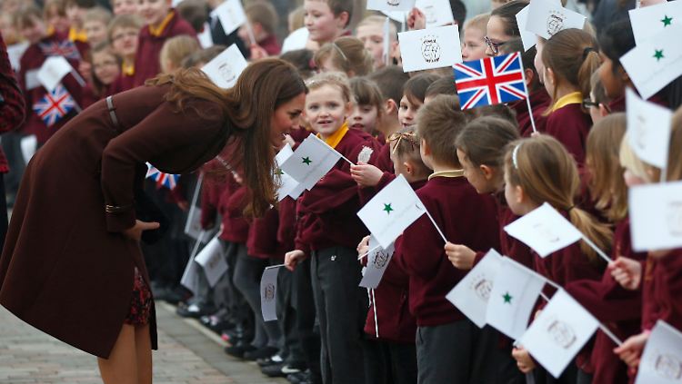 Wird sie auch eins haben?: Kate mit lauter little Girls der Havelock Academy in Grimsby.