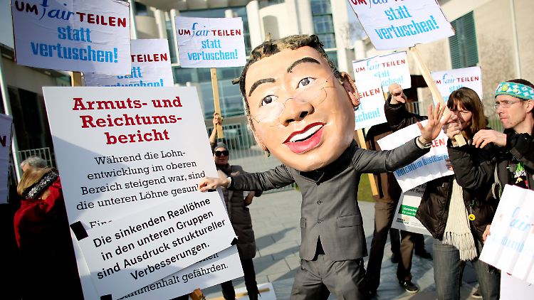 Vor allem die Änderungen, die Philipp Rösler am Armutsbericht anbrachte, verärgern viele Bürger.