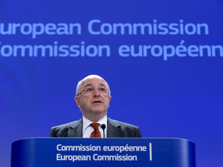 Keine Gnade: EU-Wettbewerbskommissar Joaquin Almunia redet Microsoft in einer Sprache an, die in Redmond jeder versteht.