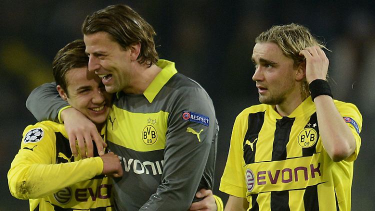 In Freude vereint: Mario Götze, Torwart Roman Weidenfeller und Marcel Schmelzer.