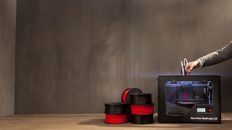Aus einer Plastikspule formt der MakerBot Objekte. 