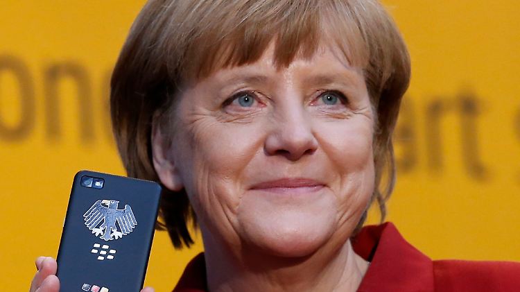 Kanzlerin Merkel mit ihrem abhörsicheren Smartphone.