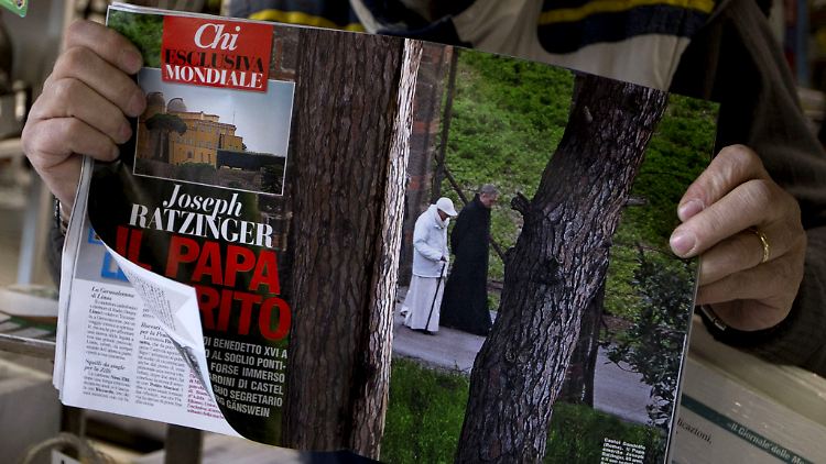 Die Zeitschrift "Chi" zeigt als erste ein Bild, auf dem Benedikt XVI. nach dem Ende seines Pontifikats zu sehen ist.