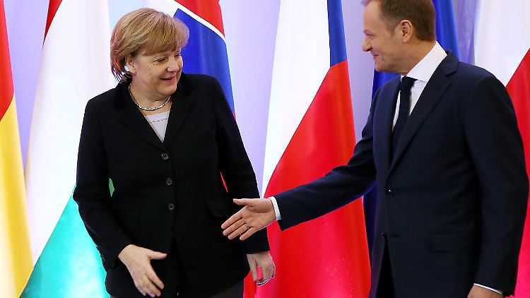Polens Premier Tusk begrüßt Angela Merkel.