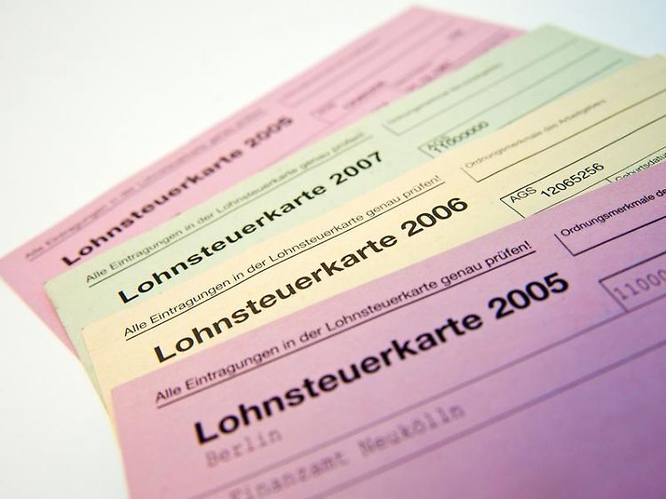 Jetzt ist es aus: Die Lohnsteuerkarte aus Papier ist endgültig abgeschafft. Seit diesem Jahr müssen die Lohnsteuerdaten elektronisch verwaltet werden.