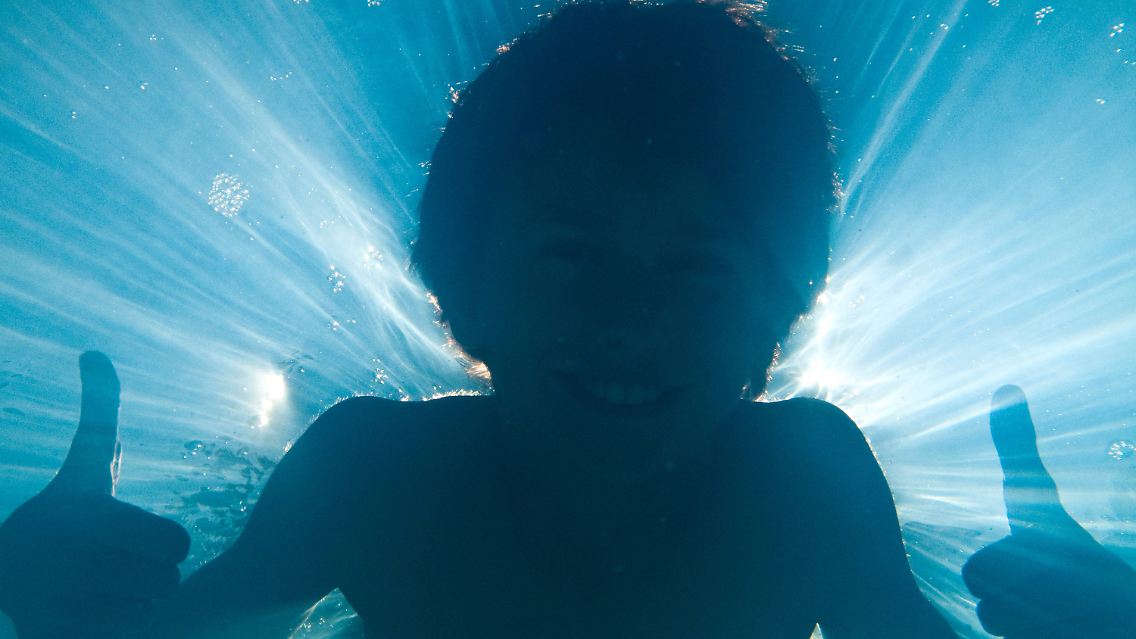 Sommer, Sonne, Urlaubszeit: da wollen viele nur noch abtauchen, so wie dieser Junge im Pool.