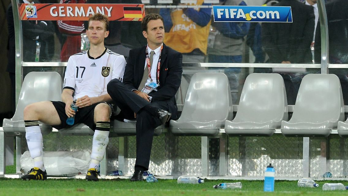 Teammanager Oliver Bierhoff mit Per Mertesacker, einem der unversehrten DFB-Kicker.