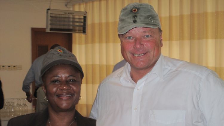 Sierra Leones Vize-Außenministerin Emu Jusu, stolze Besitzerin einer Niebel-Kappe.