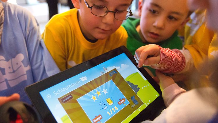 Wer Kindern ein Tablet in die Hand gibt, sollte Vorsichtsmaßnahmen treffen.
