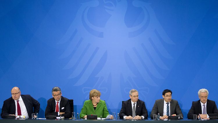 Bundeskanzlerin Angela Merkel sitzt (v.l.n.r.) mit dem Präsidenten des Bundesverbandes für Energie- und Wasserwirtschaft, Ewald Woste, Umweltminister Peter Altmaier, BDI-Chef Ulrich Grillo, dem Vorstand der Industriegewerkschaft Bergbau, Chemie, Energie, Michael Vassiliadis, Wirtschaftsminister Philipp Rösler, Verkehrsminister Peter Ramsauer und dem Präsidenten des deutschen Naturschutzringes, Hartmut Vogtmann, in einer Pressekonferenz im Kanzleramt.