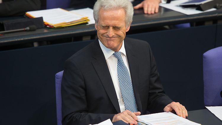 Ramsauer hat eine einfache Lösung: Wenn Stadt und Land nicht für die Kosten aufkommen wollen, die Bund und Bahn zu verantworten haben, müssen es eben die Reisenden tun.