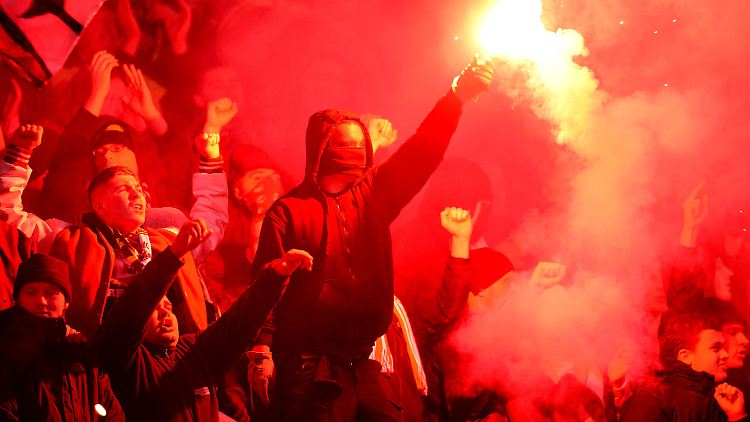 Diese Bilder sind bekannt: Fans aus Dresden machen am 31.10.2012 vor dem Pokalspiel in Hannover Stimmung auf den Rängen.