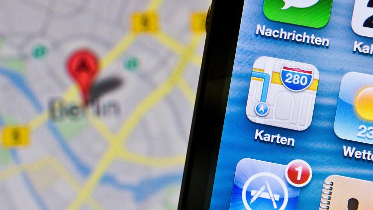 Bei Google (im Hintergrund) sind Routen-Anweisungen für öffentliche Verkehrsmittel schon länger im Angebot.