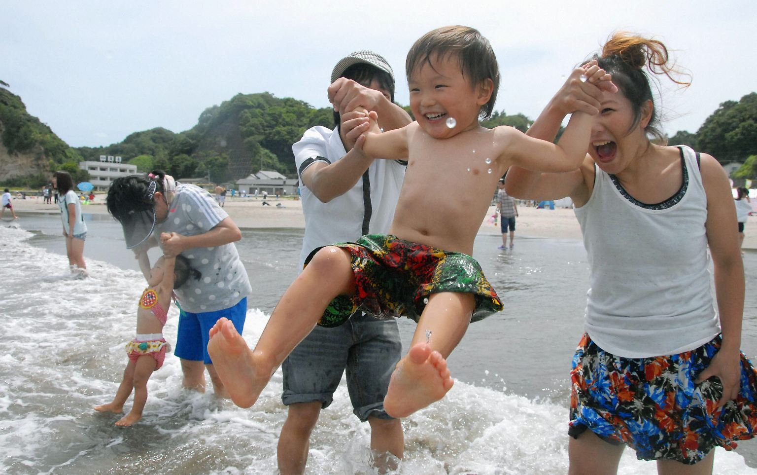 Ausgelassene, planschende Kinder und glückliche Eltern: Ein typischer Sommertag am Meer, könnte man meinen. Doch die Idylle trügt, denn es ist nicht irgendein Strand, ...