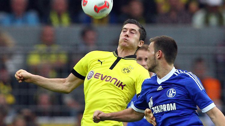In der Hinrunde hatten die Schalker die Nase vorne: Marco Höger gegen Dortmunds Robert Lewandowski.