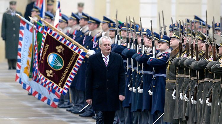Feierliche Einführung mit Militär: der neue tschechische Präsident Zeman.