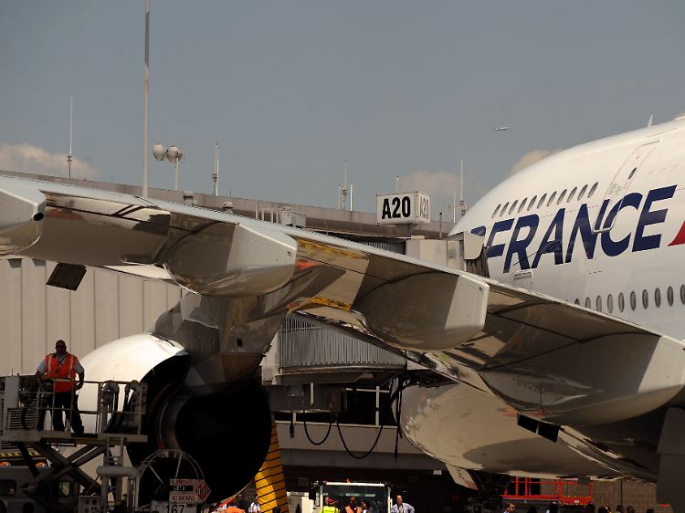 Eine leitende Pilotin ist eigentlich längst eine Selbstverständlichkeit: Im Flugbetrieb muss sich der eine oder andere daran allerdings noch gewöhnen.