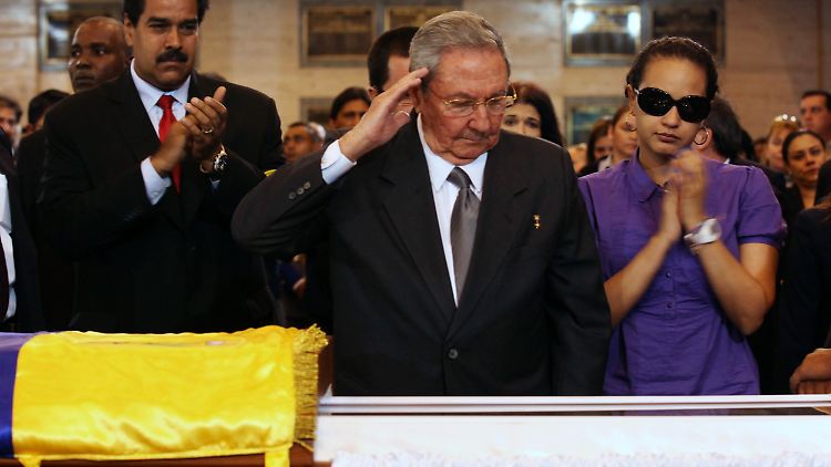 Raúl Castro salutiert dem toten Chávez.