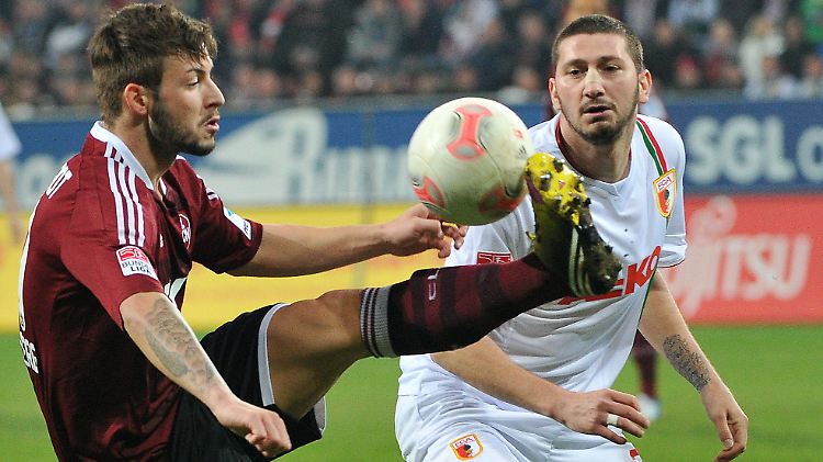"Schau her so geht's", Nürnbergs Plattenhardt zaubert, Augsburgs Mölders schaut zu.