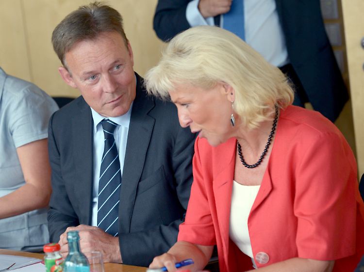 Heikles Thema: das Verhältnis der Linken zur SPD. Im Bild mit Dagmar Enkelmann: Kollege Thomas Oppermann.