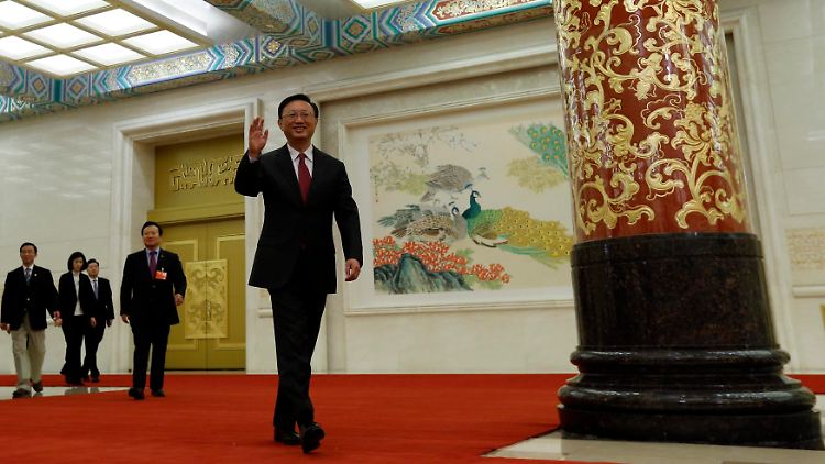 Auf dem Weg in die Pressekonferenz in einem Nebenraum der "Großen Halle des Volkes": Außenminister Yang Jiechi.