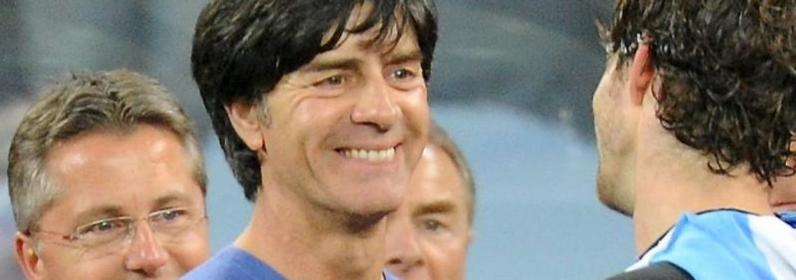 Jogi in azzuroblauem Baby-Cashmere: Winner-Look trotz Niederlage.