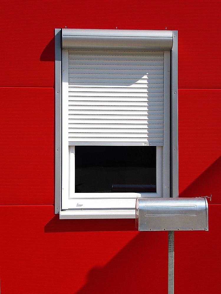 Die Fenster von außen zu verschatten hält am meisten Wärme draußen.