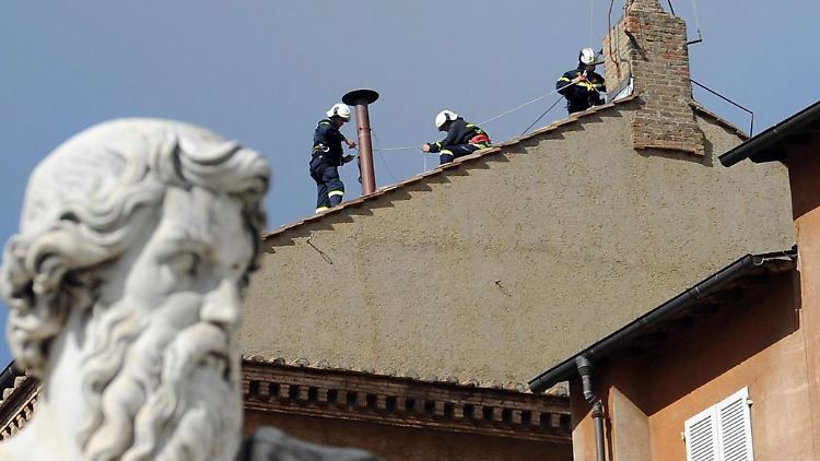 Ein Kupferrohr führt zum eigens für die Wahl installierten Schornstein.