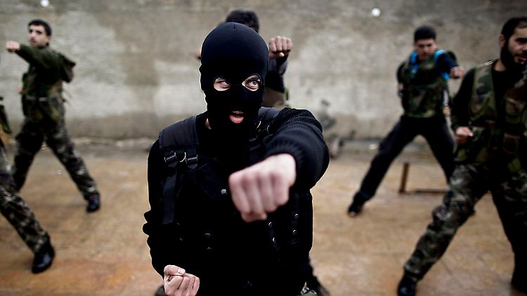 Syrische Rebellen bei einer Trainingseinheit. (Archivbild)