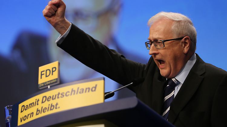 In einer mit mehrminütigem Applaus bedachten Rede appellierte Brüderle an den Kampfesmut seiner Partei.
