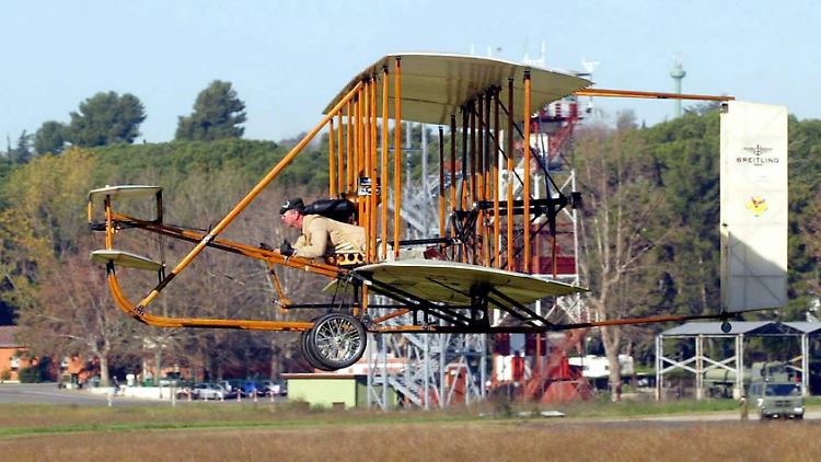 Ein Nachbau des Flugzeugs der Wright-Brüder bei einer Jubiläumsfeier in den USA.