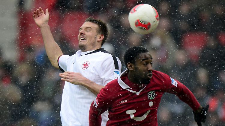 Alexander Meier versucht, gegen Hannover Johan Djourou den Ball zu behaupten.