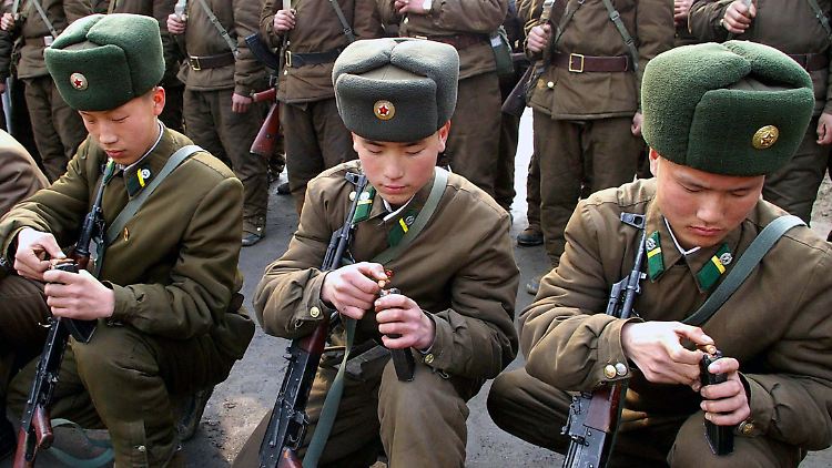 Nordkoreanische Soldaten trainieren das Aufmunitionieren.