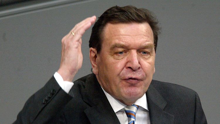 In der Regierungserklärung vor zehn Jahren ging es um den sich abzeichnenden Krieg im Irak und um die geplanten Sozialreformen.