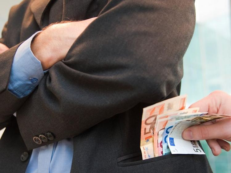 Geld statt Gericht: Vielen Arbeitnehmern erscheint ein Aufhebungsvertrag lukrativ. Doch vorschnell unterschreiben sollten sie ihn lieber nicht.