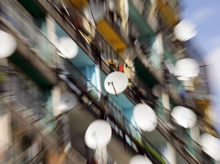 Streitpunkt Satellitenschüssel: Nach neuerer Rechtsprechung dürfen Vermieter Parabolantennen verbieten, wenn ein ausländischer Mieter seine Heimatsender auch online ansehen kann.