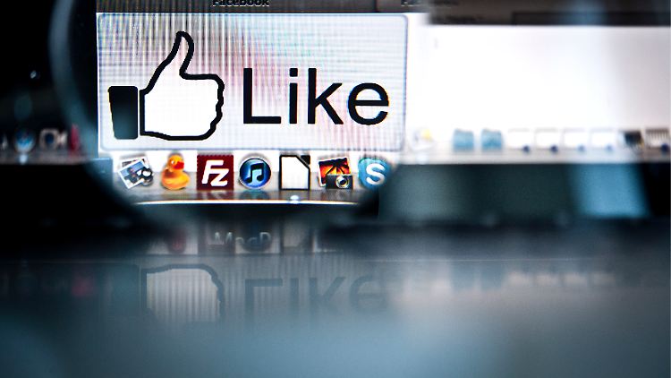 Der "Gefällt mir"-Knopf bei Facebook verrät viel über die Persönlichkeit der Nutzer. Ein Computerprogramm kann auf diese Weise Alter, Intelligenzquotient, ethnische Zugehoerigkeit, sexuelle Orientierung, Drogenkonsum und politische Ansichten der Facebook-Nutzer ermitteln.