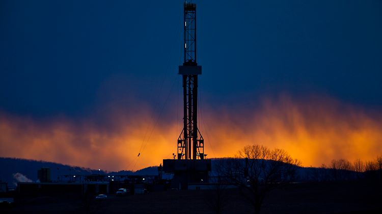 Bohrturm einer Ölförderplattform, die nach dem Prinzip des "Fracking" arbeitet, in Tunkhannock, Pennsylvania, USA.