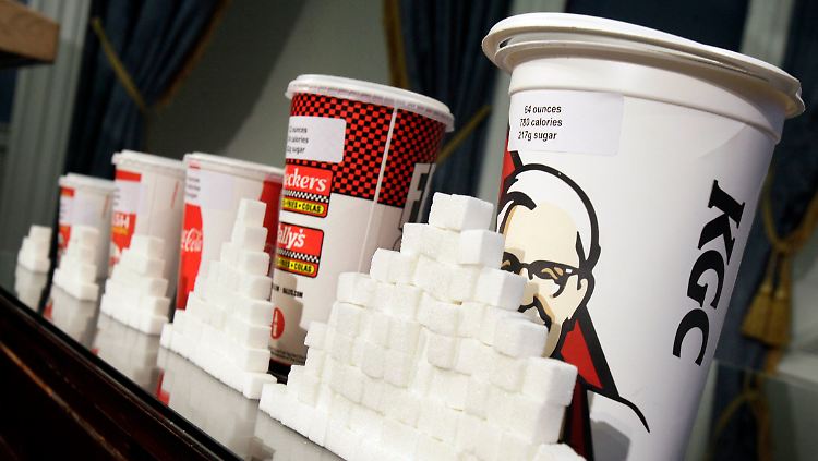 Große Becher für zuckerhaltige Getränke sollten eigentlich in New York verboten werden - bis ein Richter Einspruch erhob.